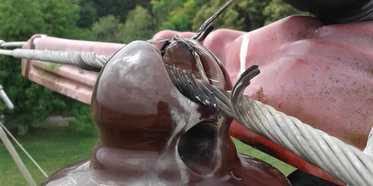 Durch Blitzeinschlag beschädigter Stützisolator
