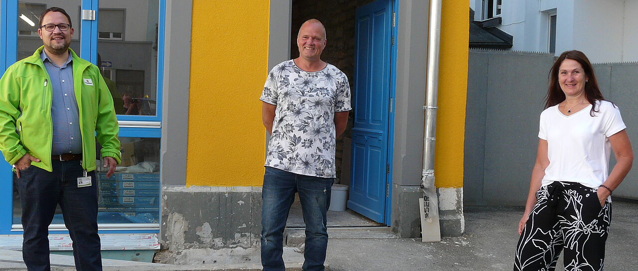 Energiedienst-Mitarbeiter spenden Stunden für Gratiscafe in Lörrach (von links: Roman Gayer, Robby Horvath und Alexia Weisser).