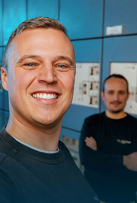 Team bei netze im Technikraum – Einblicke in Karriere und Zusammenarbeit