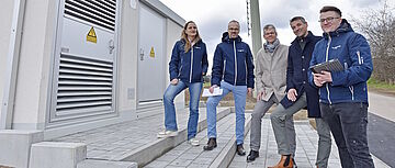 Gruppe vor Trafostation beim Netzausbau in Ühlingen‑Birkendorf