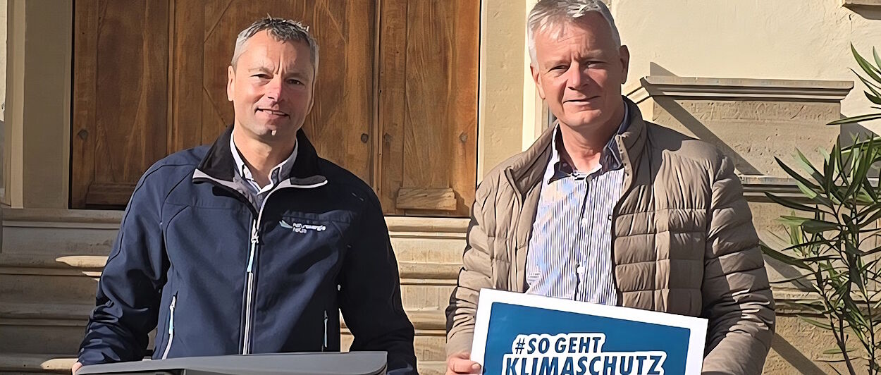 Zwei Männer vor dem Rathaus