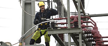 Monteure arbeiten an einem Stromtransformator