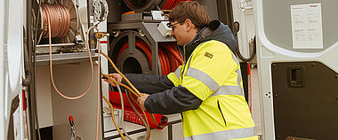 Innenansicht des Kabelmesswagens mit Mess- und Steuertechnik