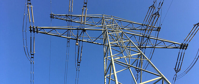 Strommast Hochspannung - Hoher Selbstverbrauch ermöglicht Umlagereduzierung