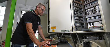 Mitarbeiter der Arbeiten an einer Mittel- und Hochspannungsanlage vornimmt