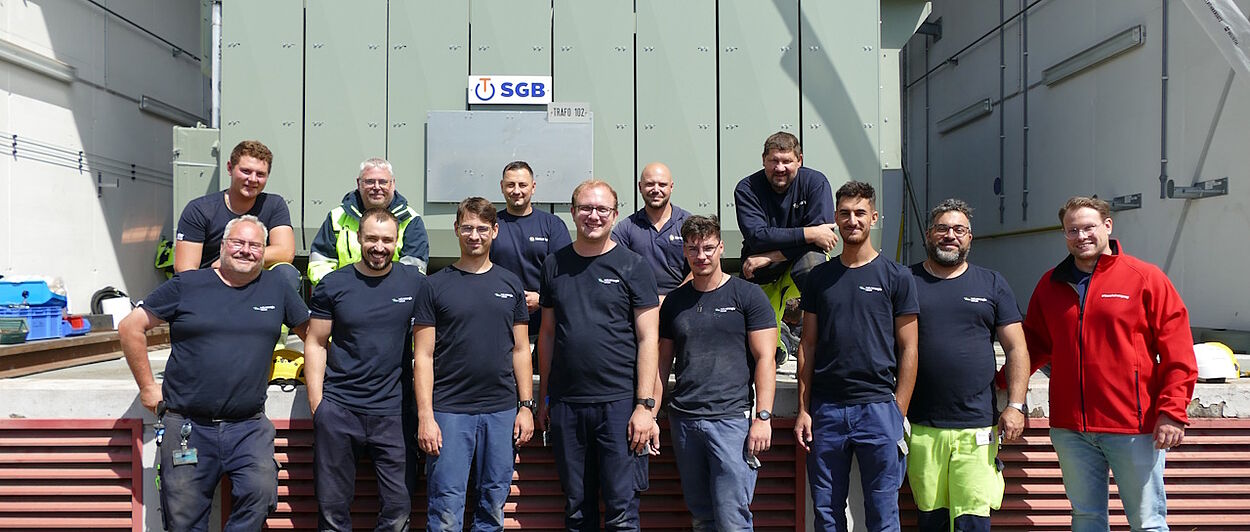 Millimeterarbeit im Umspannwerk: Der neue 66-Tonnen-Transformator wird in das Umspannwerk Ziegelwiesen eingebracht. Er ersetzt seinen Vorgänger, hat mehr Leistung, ist effizienter und leiser im Betrieb. 
