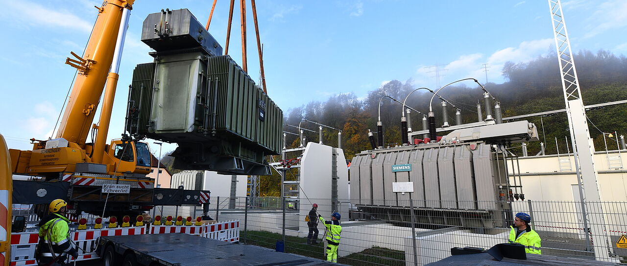 Der neue Leistungstransformator im Umspannwerk Wutöschingen.