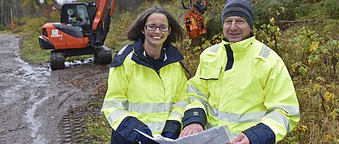 Umweltbeauftragte und Projektleiter bei Pflegearbeiten unter Freileitungen