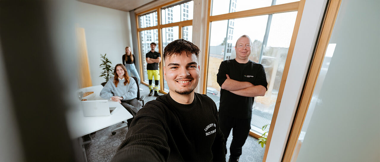 Teamaufnahme im modernen Büro