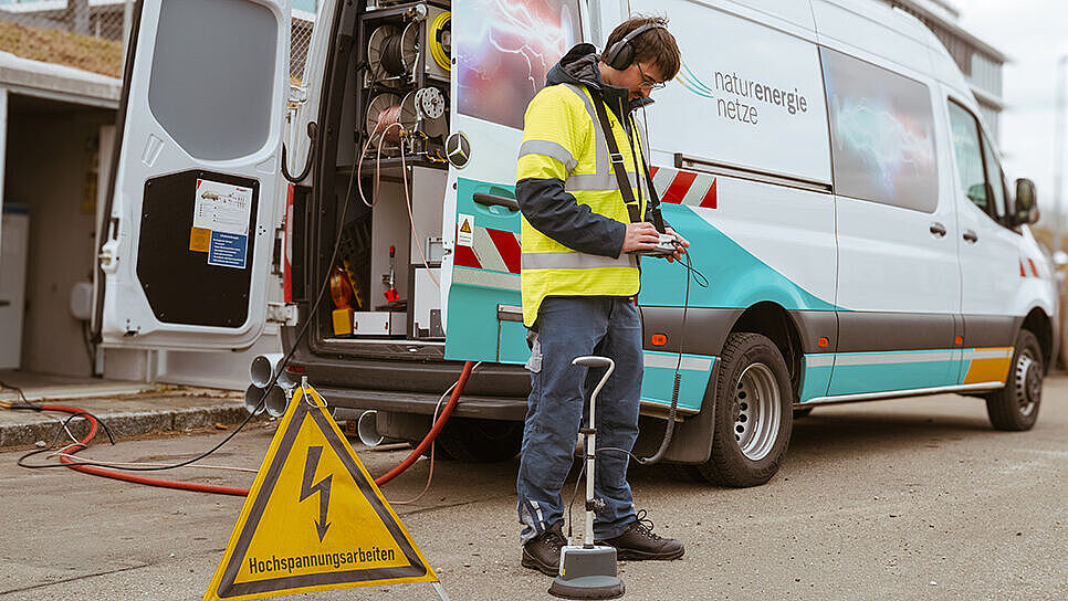 Kabelmesswagen auf der Straße mit geöffneter Seitenklappe