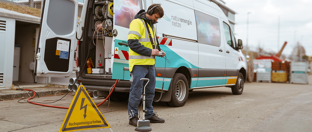 Kabelmesswagen auf der Straße mit geöffneter Seitenklappe